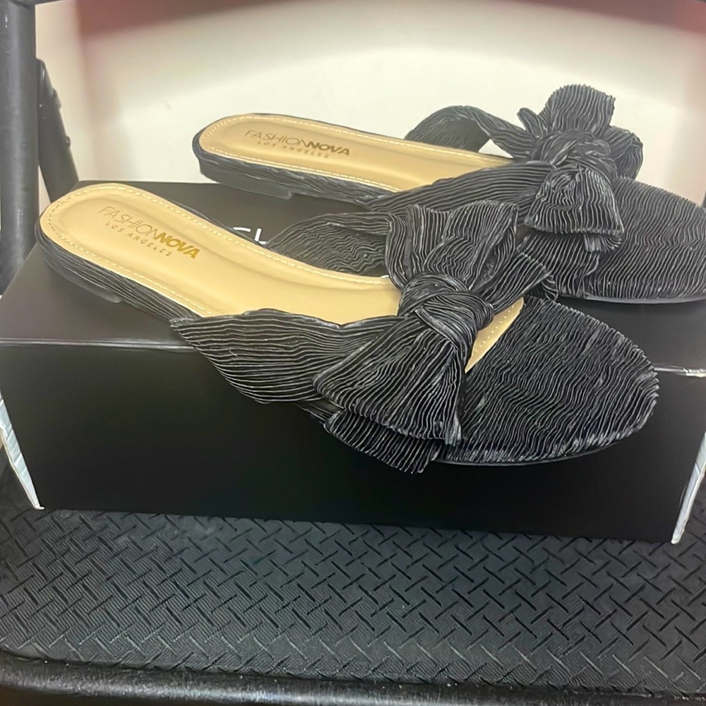 Black holiday sandals, size 10